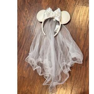 Disney Park Minnie Mouse Ears Wedding Bride Veil White Silver Bow Flowers Tiara